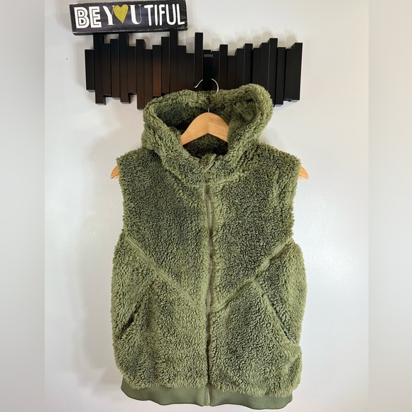 ZYIA | Cozy Sherpa Vest with Hood and Pockets - Picture 2 of 9